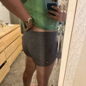 Lululemon mid rise track that shorts sz 10